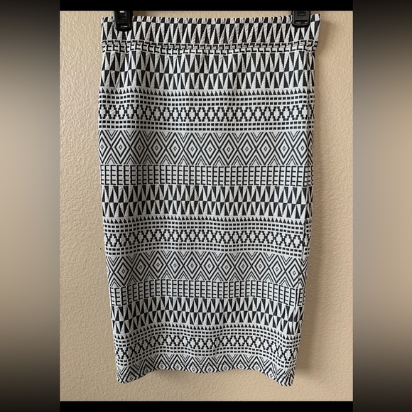 Mimi Chica White&Black Pattern Pencil Skirt NWOT Size S - Picture 4 of 12